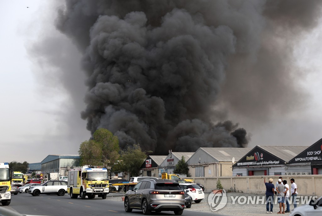 두바이 관광 지역 화재로 16명 사망…"안전 규정 위반"