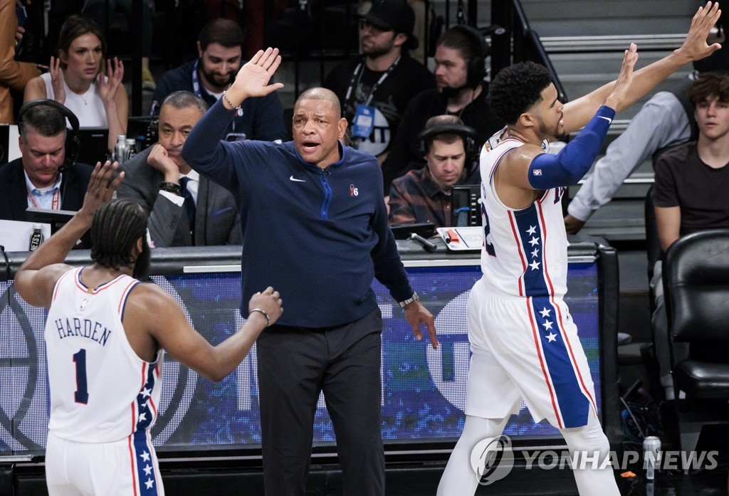 엠비드 결장에도…'4연승' NBA 필라델피아, PO 2회전 진출