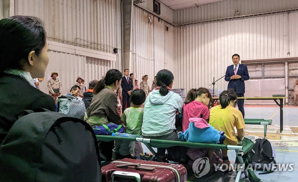 기시다 "수단 거주 일본인 대피 완료…8명 추가 출국"(종합)