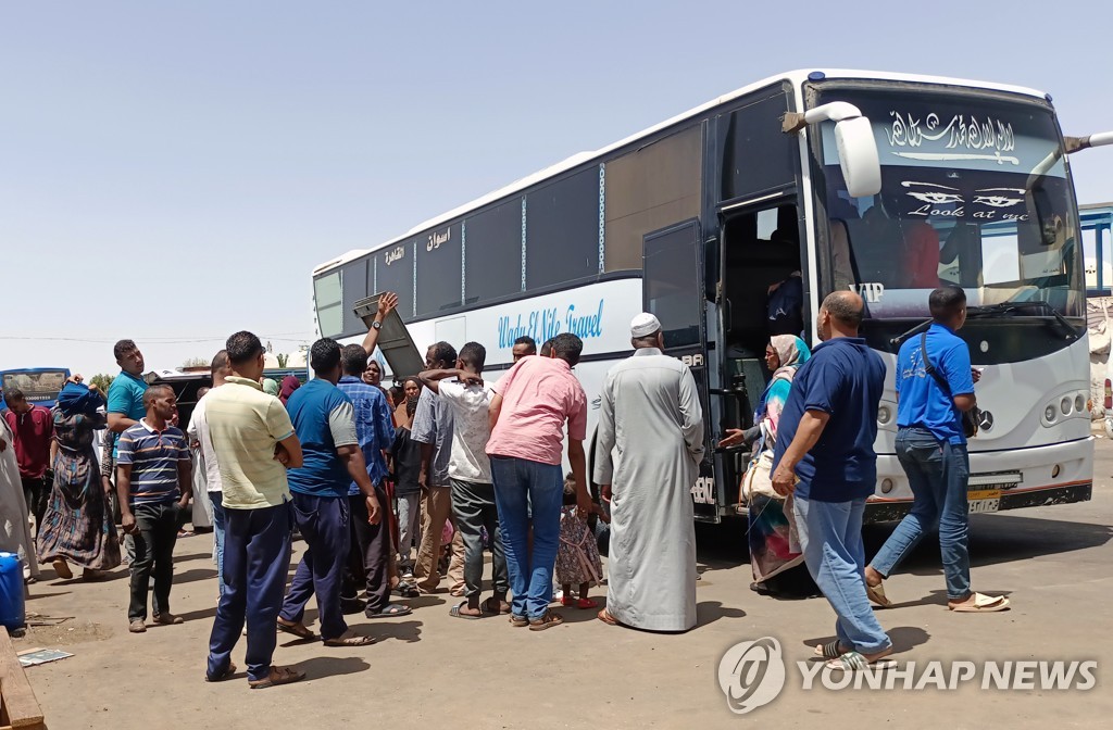 외국인 이어 수단 주민들도 대탈출…국경 지역 북새통