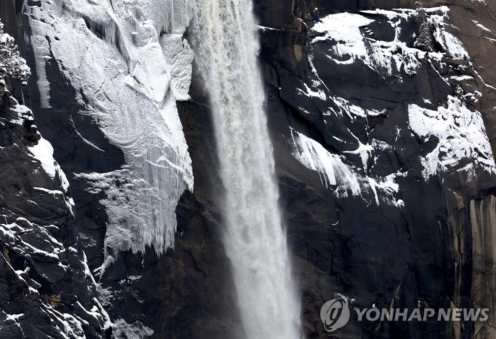 美 서부 폭설 뒤 이상고온…'홍수 우려' 요세미티 공원 폐쇄까지