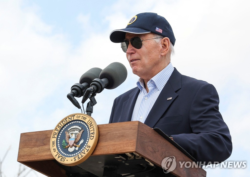 "바이든, 찰스 3세 대관식 패싱…영부인이 대신 참석할 수도"