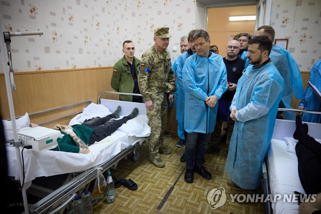 우크라간 독일 부총리 "독일 무기지원 늦어져 부끄러워" 사과