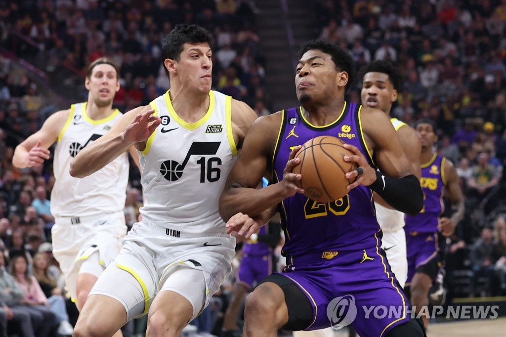 '제임스 37점' NBA 레이커스 4연승…서부 PO 직행 티켓은 어디로