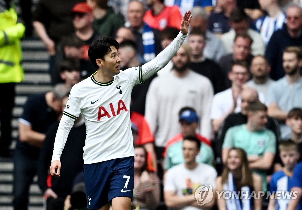 손흥민 대기록에 동료들도 축하…케인 "매우 자랑스러워할 일"