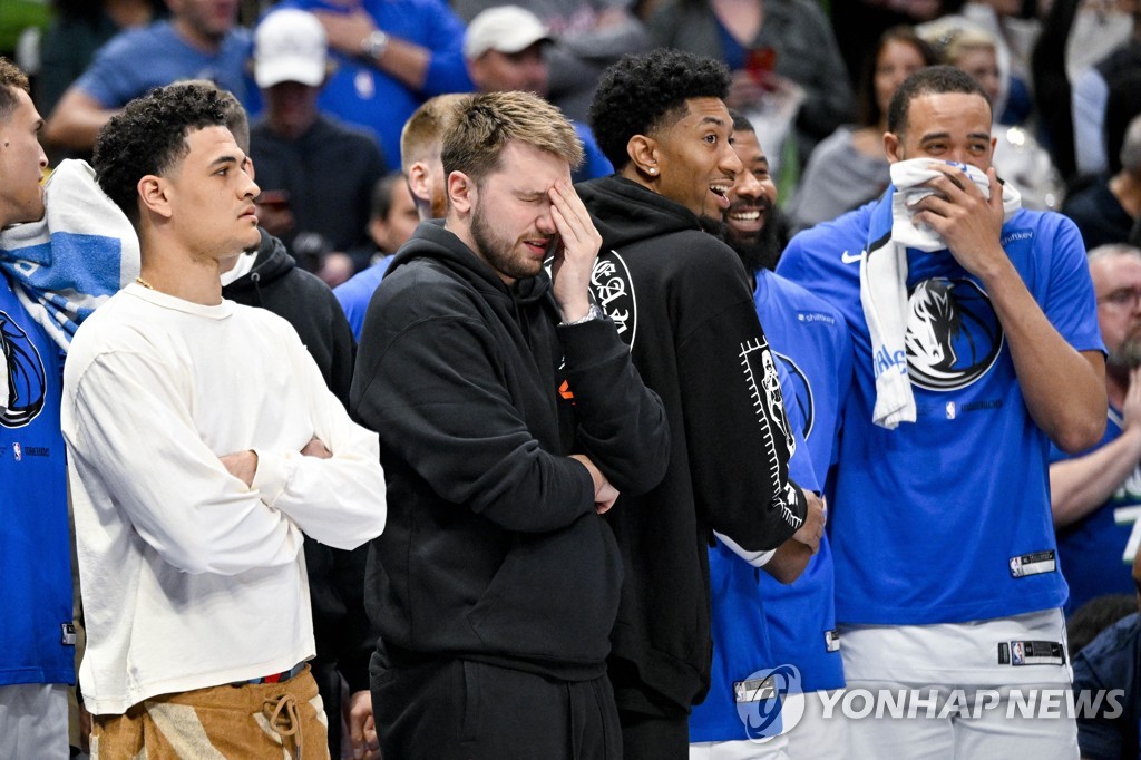 주축 뺀 댈러스, 일부러 PO 포기?…NBA 사무국 조사 착수