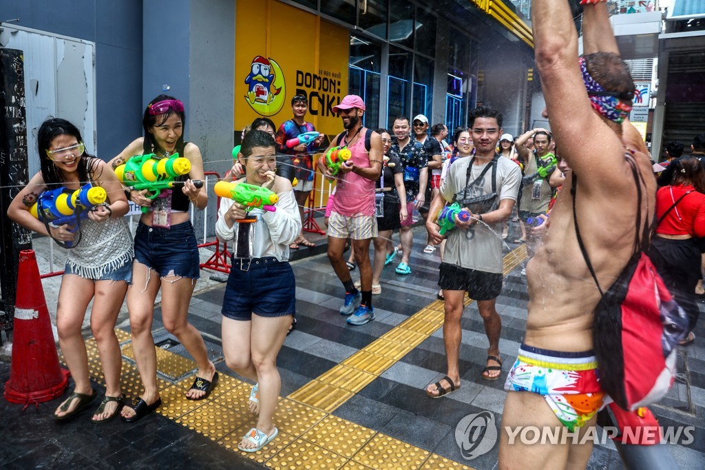 [월드&포토] 물벼락 맞아도 웃음…태국 송끄란 물축제