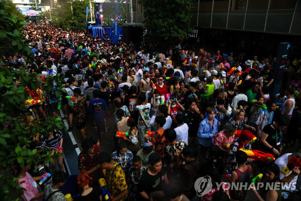 [월드&포토] 물벼락 맞아도 웃음…태국 송끄란 물축제