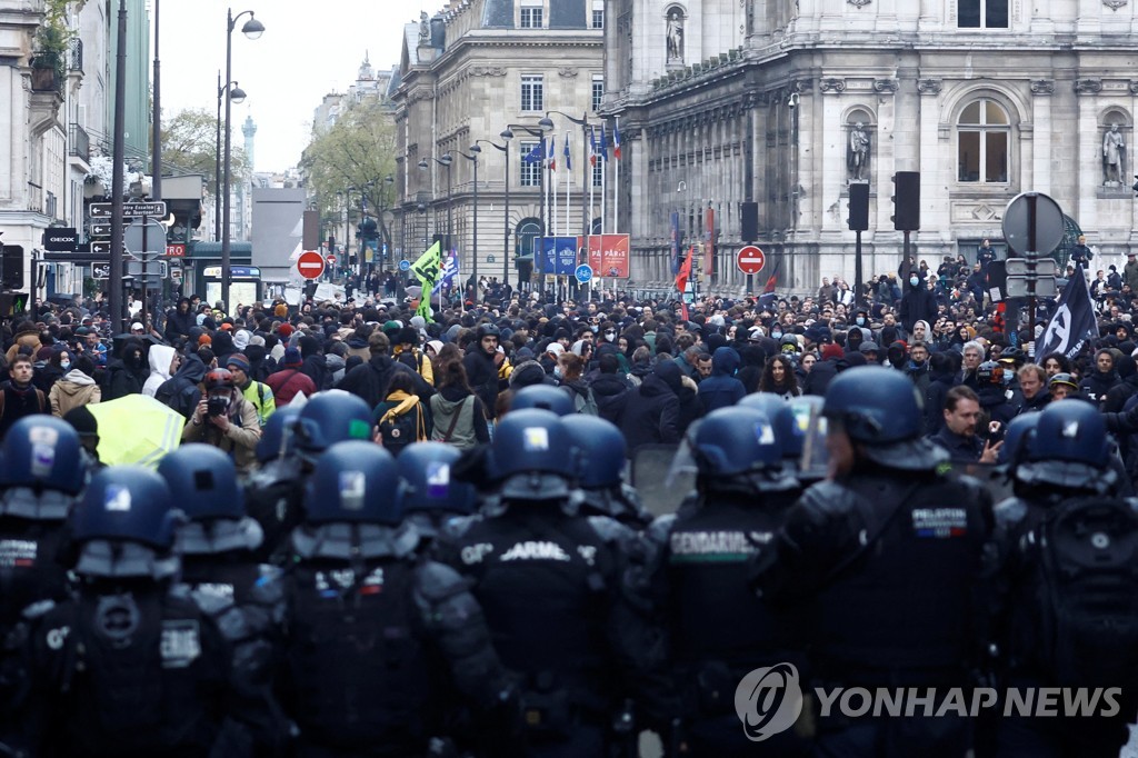 마크롱, 합헌결정 연금개혁법 서명예정…노조, 투쟁격화 예고(종합2보)