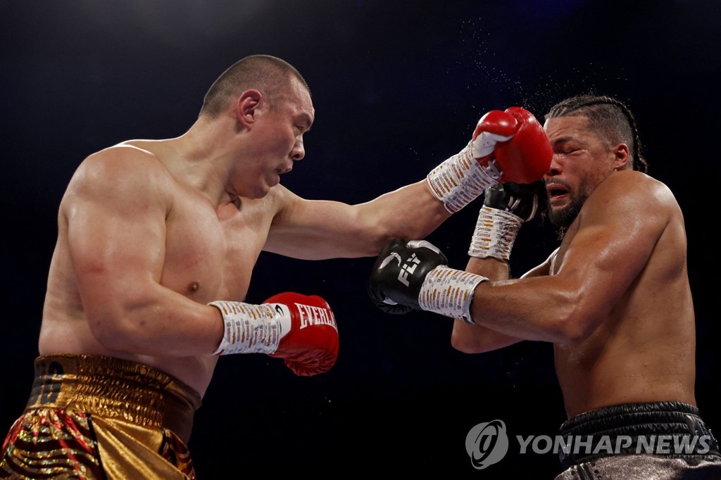 중국 장지레이, '제2의 포먼' 꺾고 복싱 WBO 헤비급 잠정 챔피언