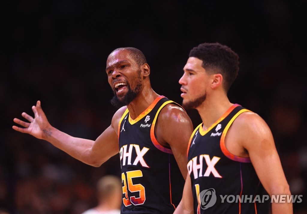 듀랜트·부커 63점 합작…NBA 피닉스, 클리퍼스 꺾고 1승 1패