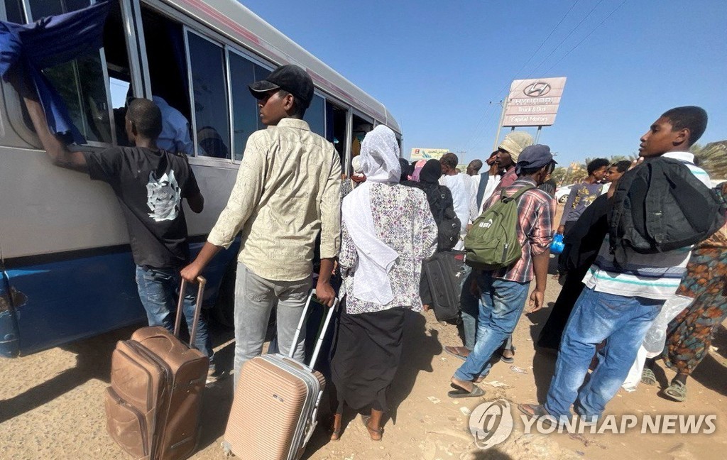 수단 분쟁 이드 첫날에도 지속…'72시간 휴전' 성사여부 촉각