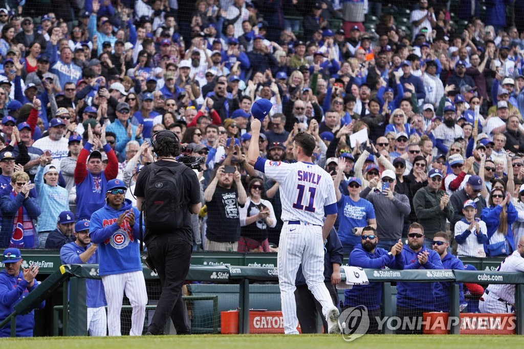 포수와 충돌로 날아간 MLB 컵스 투수 스마일리의 퍼펙트 경기