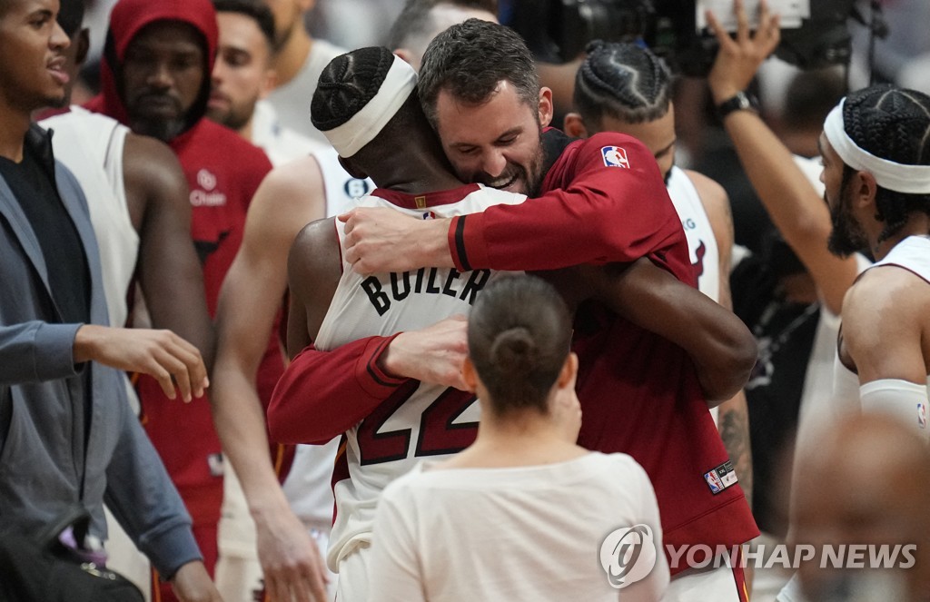 마이애미 버틀러 56점 폭발…NBA 승률 1위 밀워키, PO 탈락 위기