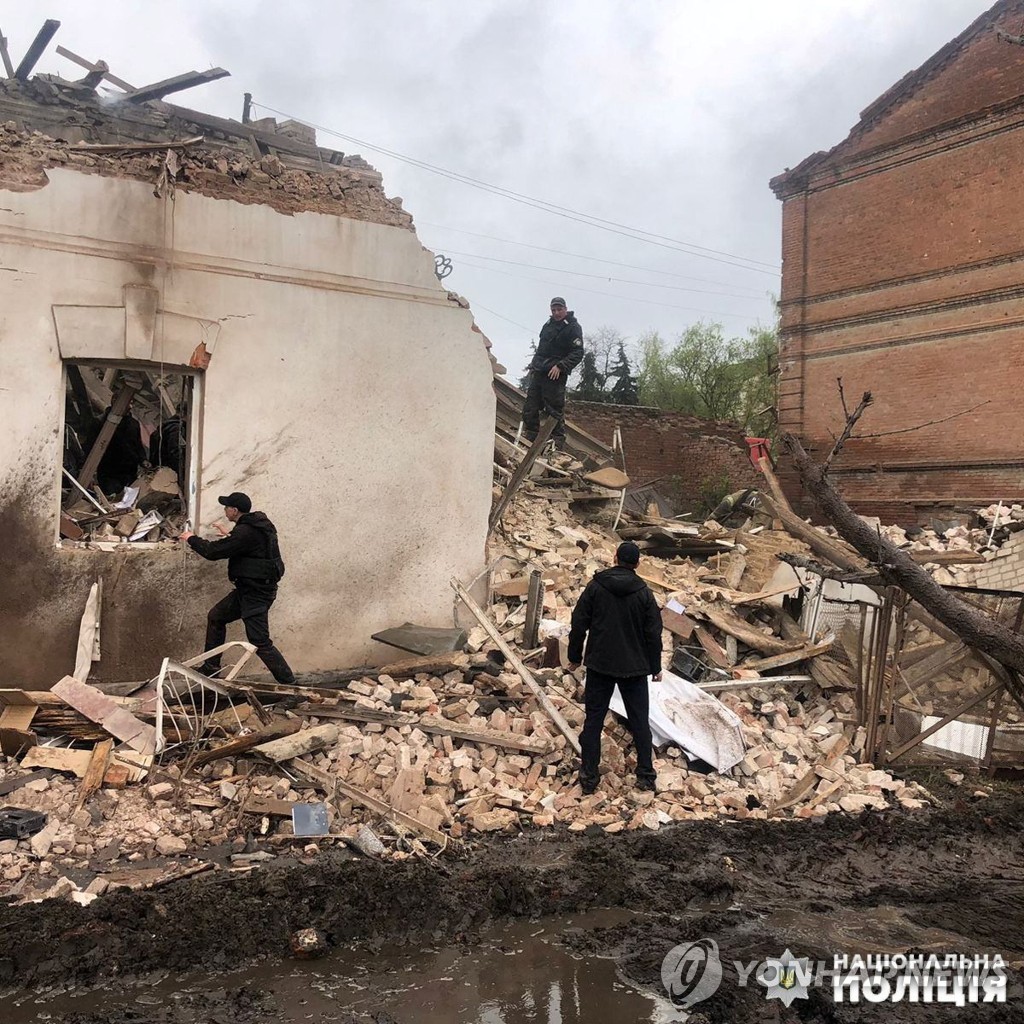 우크라 동부 도시 박물관에 러 미사일…1명 사망 10명 부상