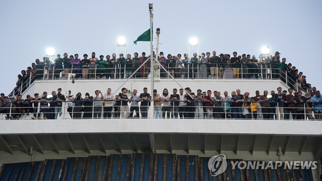 외국인 이어 수단 주민들도 대탈출…국경 지역 북새통