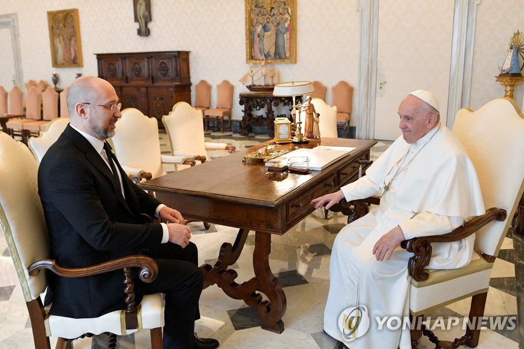 우크라 총리, 교황 만나 "러시아에 납치된 아동 귀환 도와달라"