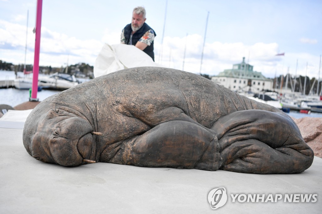 "우리 죄값으로"…오슬로에 바다코끼리 동상 선 까닭