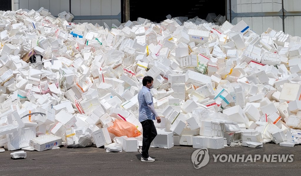 거리두기 완화에 여행사 취업자 25%↑…무점포 소매업은 3%↓