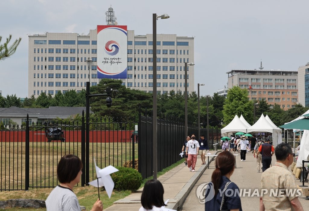 尹 취임 1주년 테마는 '변화'…집무실 앞 '어린이 정원' 개장