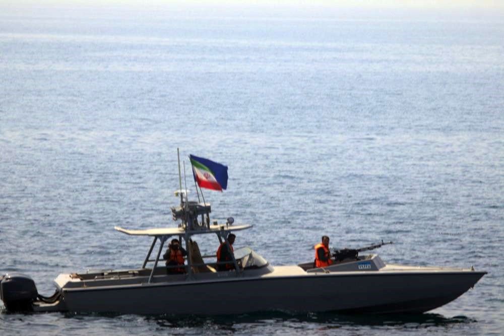 이란 "호르무즈해협서 영해침범 美잠수함과 대치"…미군은 부인