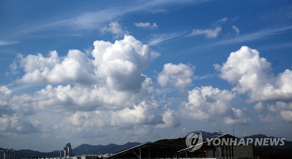 [날씨] 찌푸린 월요일…서울 낮 21도