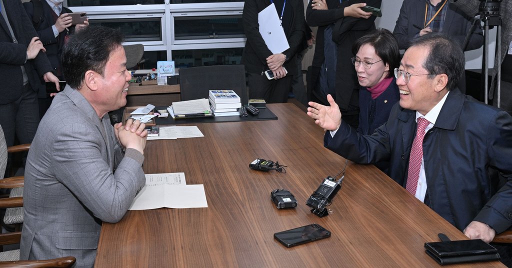 광주·대구 '달빛 동맹'…군공항·TK공항 특별법 '결실'