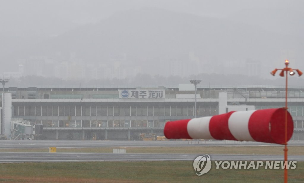 제주공항 준태풍급 돌풍으로 항공편 무더기 결항(종합)