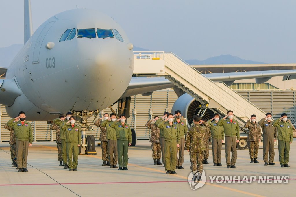 [르포] F-15·16 공중급유 '직관'…'촉수'처럼 뻗더니 10㎝ 구멍에 '쏙'