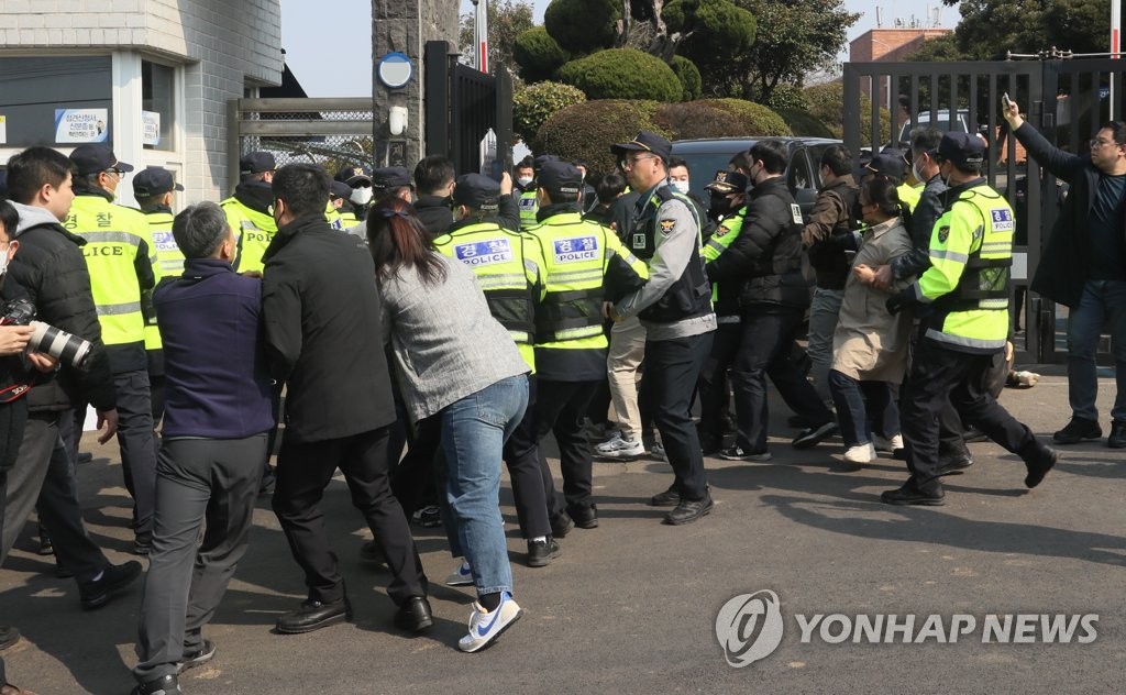 국보법 피의자 호송차 막고 경찰과 충돌한 2명 영장 기각