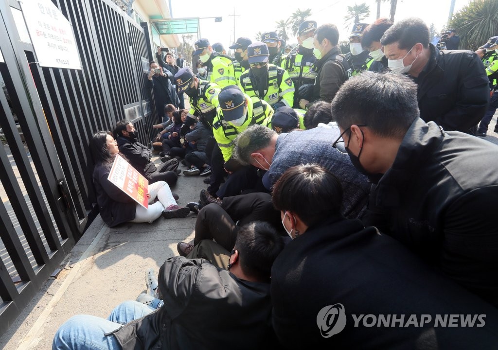 국보법 위반 피의자 호송차 막아서다 경찰과 충돌 2명 영장
