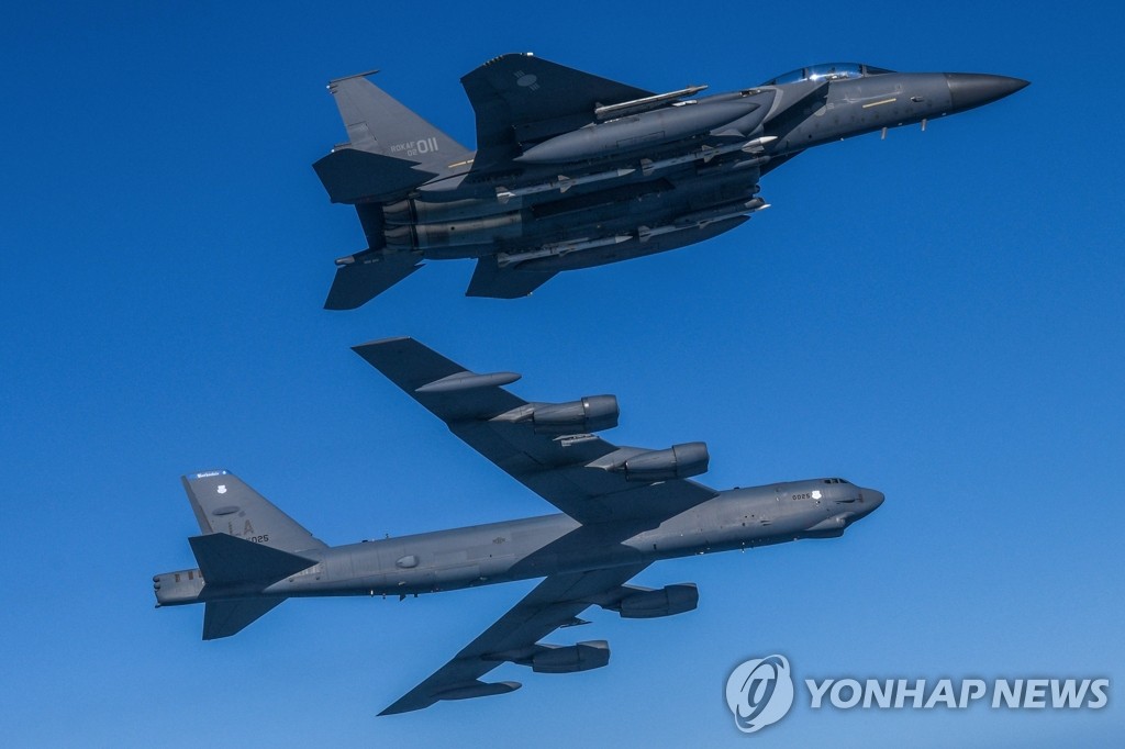 미 전략폭격기 B-52H 한달만에 다시 왔다…한국 F-35와 연합훈련