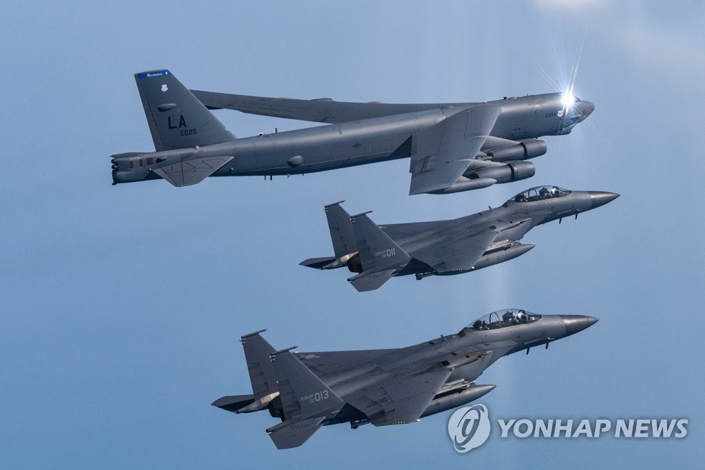 미 B-52H 전략폭격기 9일만에 한반도로…북 '고체 ICBM' 대응