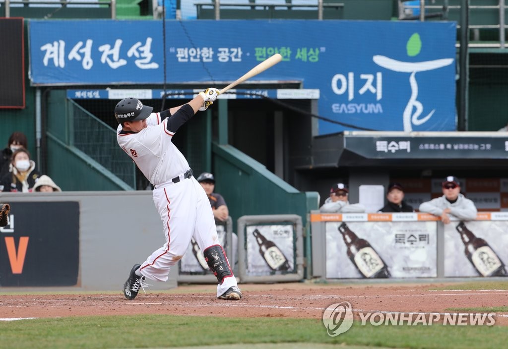 '이적생' 이형종, 연장 10회 끝내기 안타…키움, 한화에 진땀승