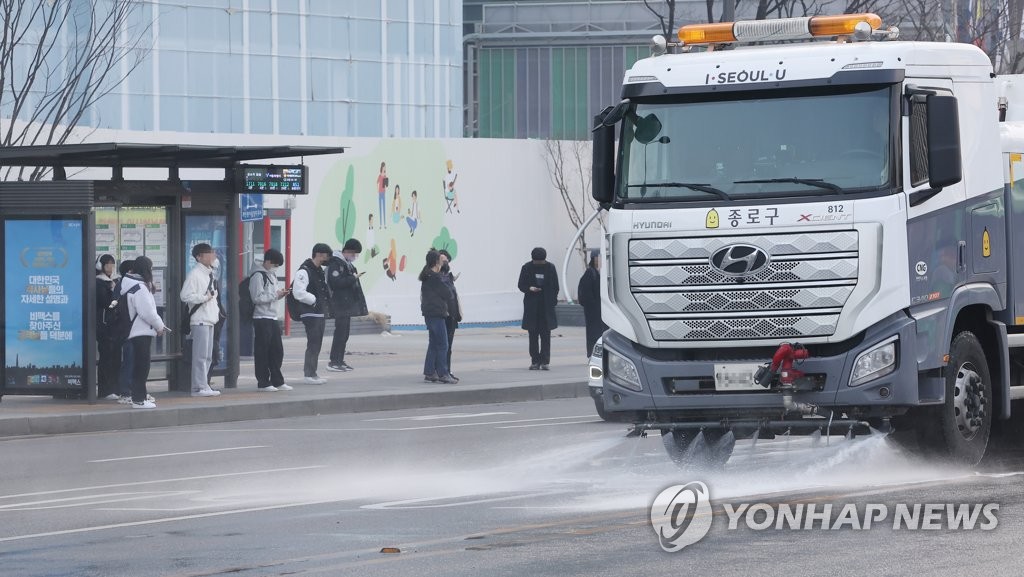 "미세먼지 계절관리제 기간 도로청소로 먼지 44% 줄여"