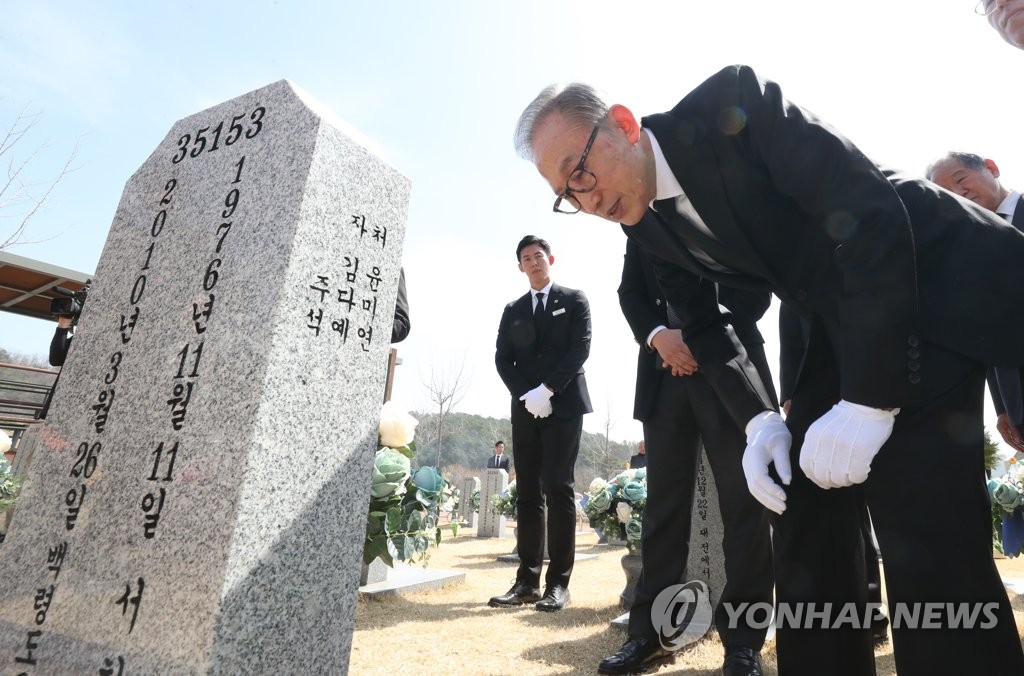 MB, 26일 '유인촌 주연' 연극 파우스트 관람