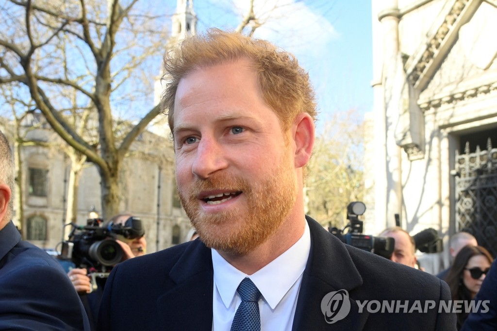 영국 해리왕자, 찰스 3세 대관식 참석…마클과 자녀들은 불참