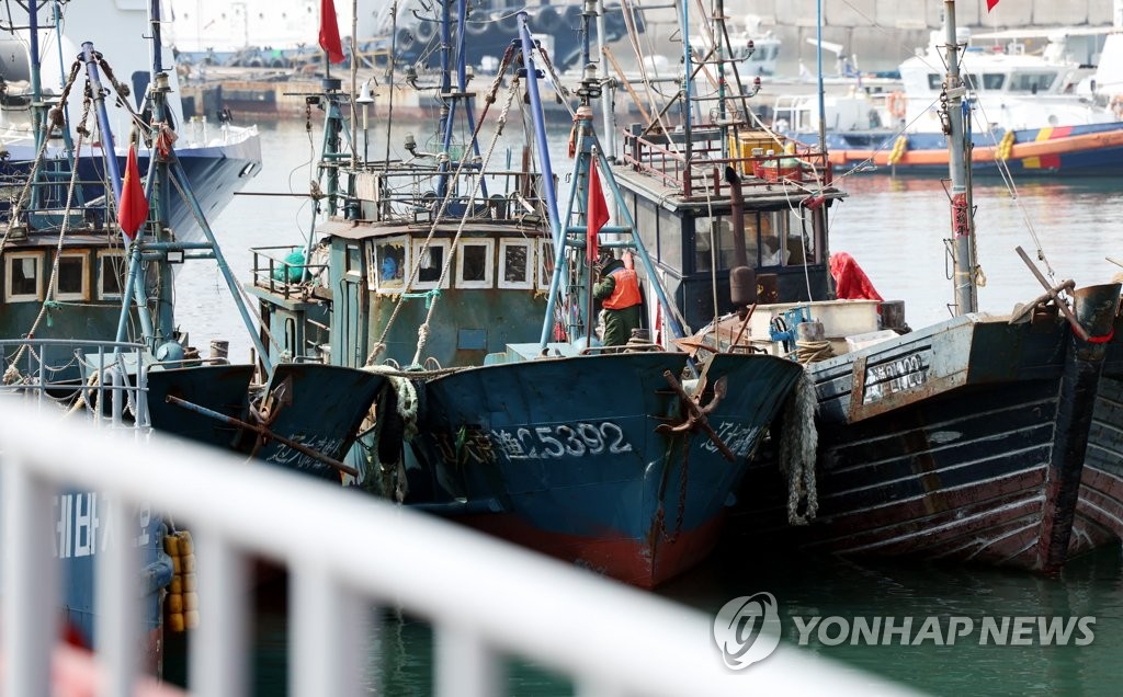 꽃게철 되자 또 중국어선 급증…159척 '치고빠지기' 조업