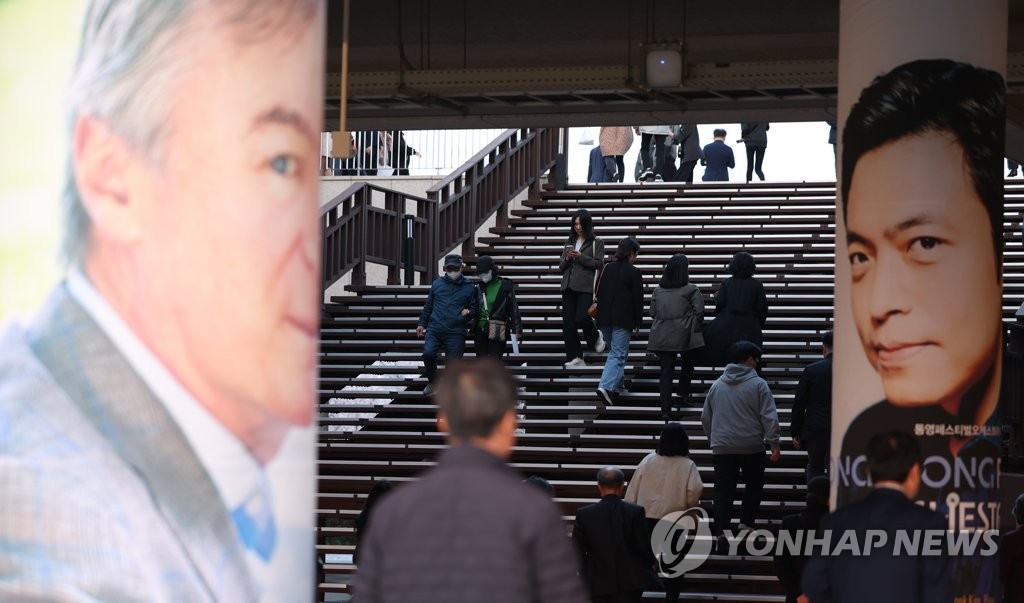 활끝서 터진 폭죽같은 연주…봄밤 달군 통영페스티벌오케스트라