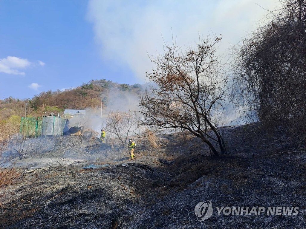 쓰레기·낙엽 태우다 산으로 확산…춘천·원주 산불 진화(종합)