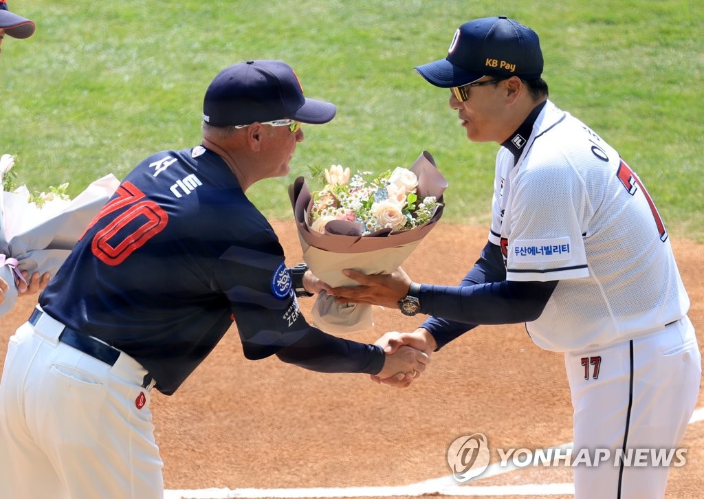 '데뷔전 승리' 이승엽 감독 "선수 때보다 기쁘고, 어렵습니다"