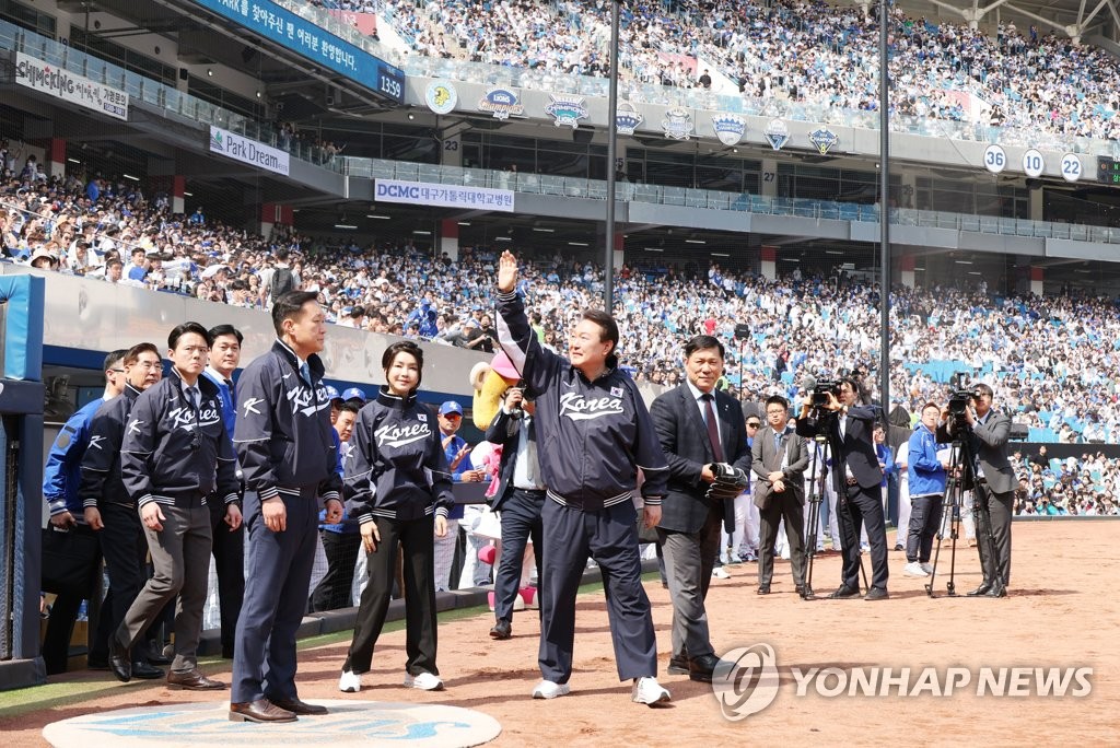 尹, '보수 심장' 대구 서문시장 방문…500m 걸으며 시민 스킨십(종합)