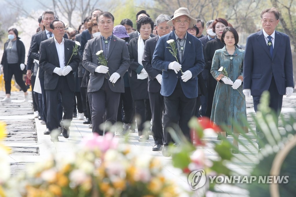 노무현 묘역에서 제주 4·3 추념식…"유족 한 쓸어줘 감사"(종합)