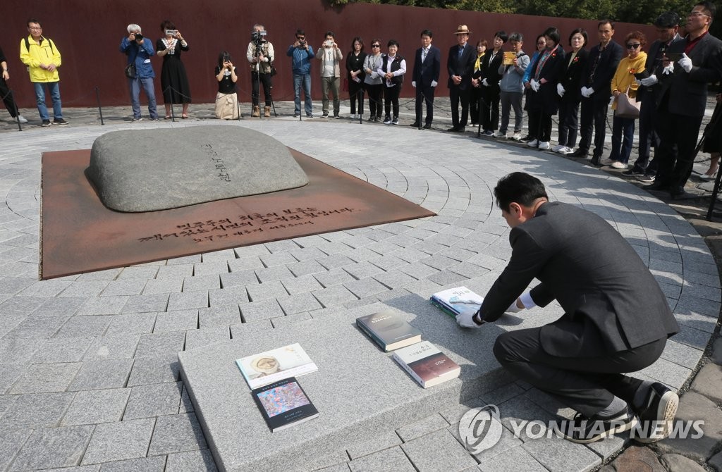 노무현 묘역에서 제주 4·3 추념식…"유족 한 쓸어줘 감사"(종합)