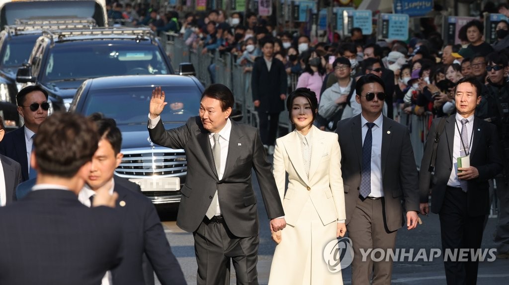 尹, '보수 심장' 대구 서문시장 방문…500m 걸으며 시민 스킨십(종합)