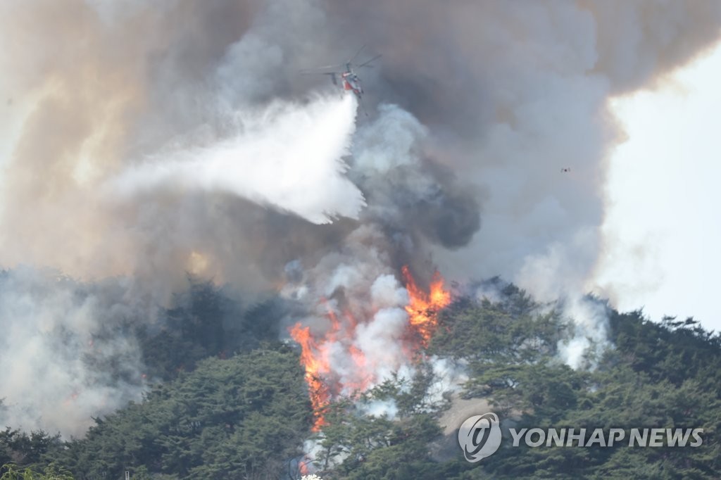 서울 인왕산 불 3시간째 진화중…120가구 대피(종합2보)