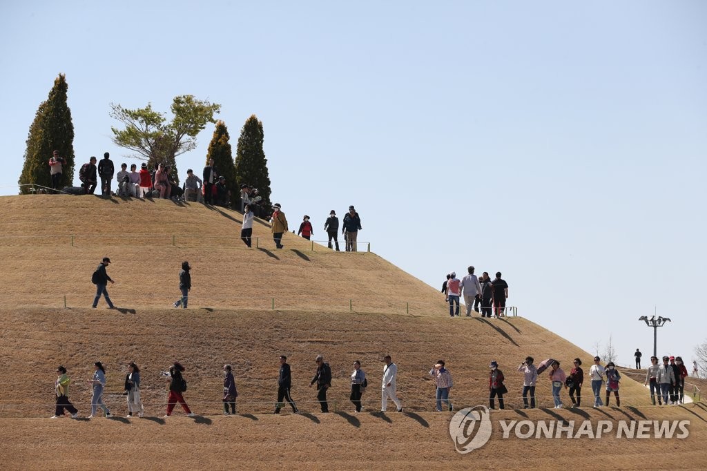 꽃샘추위 속 봄나들이 행렬…전국 축제장·명소 '북적'