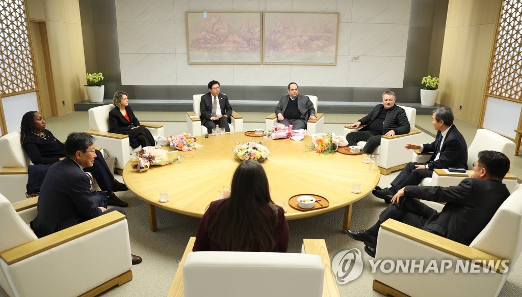 캐리커처에 로봇으로 안내까지…엑스포실사단 마음 사로잡는다