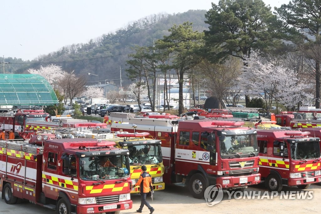 [고침] 지방(홍성·대전 산불 이틀째…헬기 투입되며 진화…)