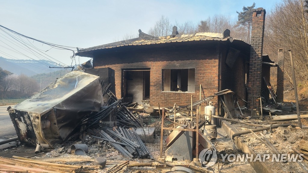 화마에 삶의 터전 잃은 주민들…뜬눈으로 대피소서 하룻밤